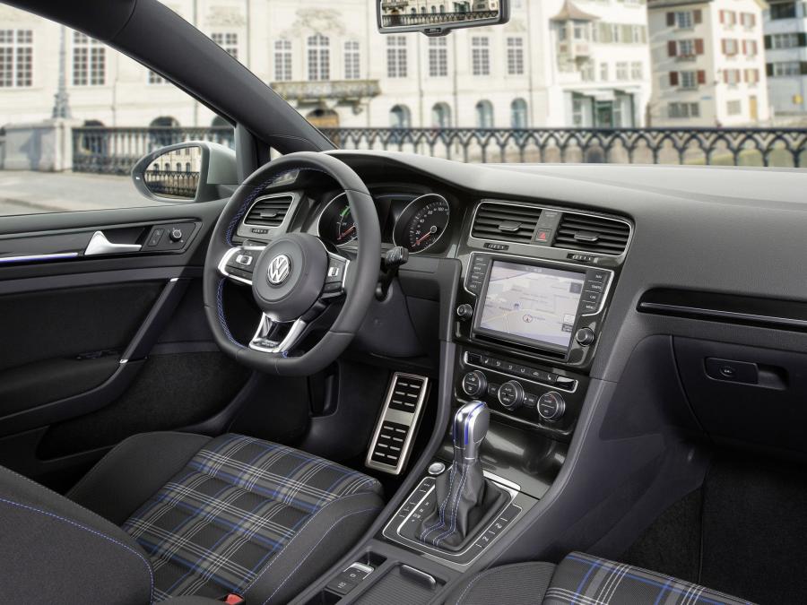 Интерьер Volkswagen Golf GTE 5-Door 2014 года  (фото 30 из 45)